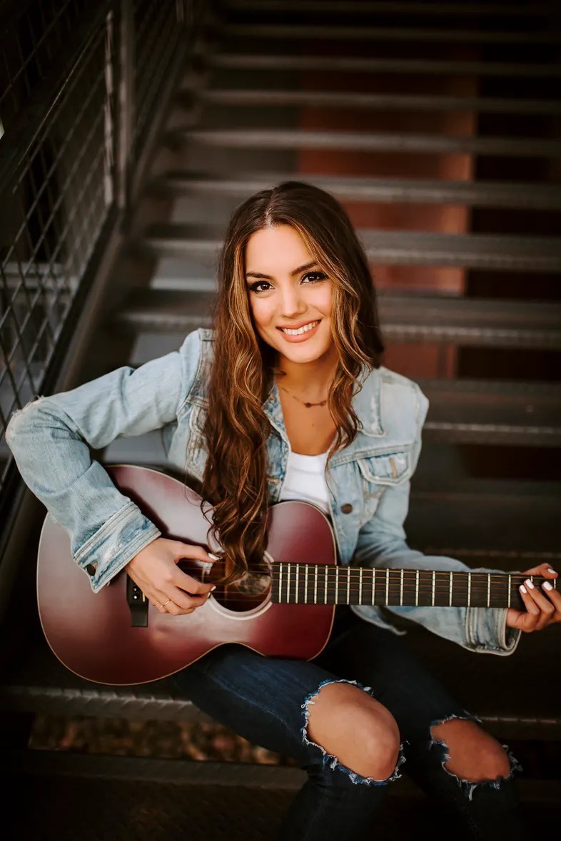 Opener: Lauren Mascitti 